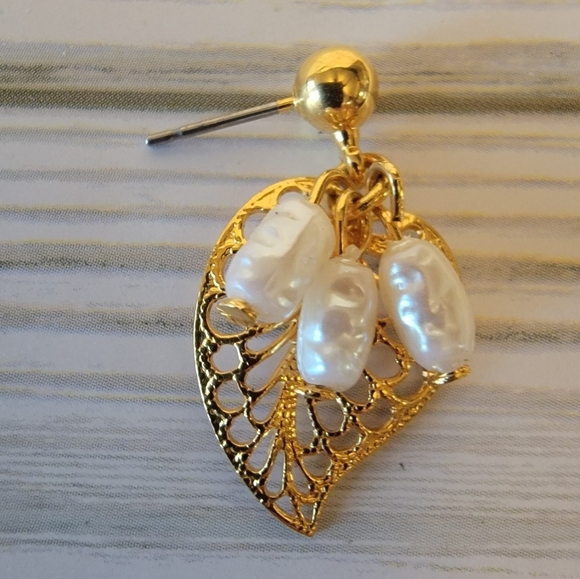 Vintage Avon Gold-tone Pierced Earrings - Picture 2 of 3